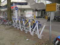 906985 Afbeelding van de nieuwe fietsenklemmen voor OV-fietsen, bij een zij-ingang van kantoor- en winkelcentrum Hoog ...